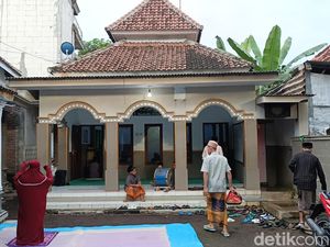 Khusyuknya Jemaah Aboge Probolinggo yang Baru Laksanakan Salat Id