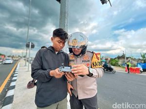 Antisipasi Macet, Kapolres Klaten Pantau Arus Mudik Tol Prambanan Via Drone Antisipasi Macet, Kapolres Klaten Pantau Arus Mudik Tol Prambanan Via Drone