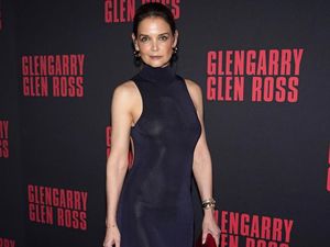 Katie Holmes Eksis di Acara Broadway, Reuni Dawsons Creek Makin Terdengar Katie Holmes Eksis di Acara Broadway, Reuni Dawsons Creek Makin Terdengar