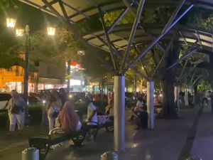 Video: Suasana Kawasan Malioboro Ramai Pengunjung di Hari Kedua Lebaran Video: Suasana Kawasan Malioboro Ramai Pengunjung di Hari Kedua Lebaran