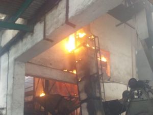 Kebakaran di Gudang Kopra Surabaya, Satu Pekerja Terluka Kebakaran di Gudang Kopra Surabaya, Satu Pekerja Terluka
