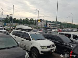 Cerita Mereka yang Terjebak Kemacetan di GT Parungkuda Cerita Mereka yang Terjebak Kemacetan di GT Parungkuda