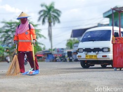 Kisah Nenek Sahreni, Penyapu Jalanan Saat Lebaran demi Penghidupan