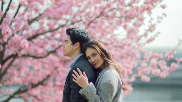 8 Foto Romantis Luna Maya Dilamar Maxime Bouttier di Bawah Pepohonan Sakura
