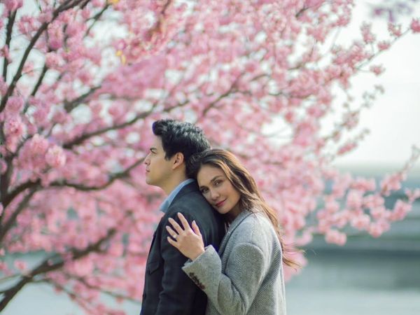 8 Foto Romantis Luna Maya Dilamar Maxime Bouttier di Bawah Pepohonan Sakura