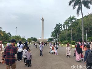 Suasana Monas Ramai Pengunjung di Hari Kedua Lebaran Suasana Monas Ramai Pengunjung di Hari Kedua Lebaran