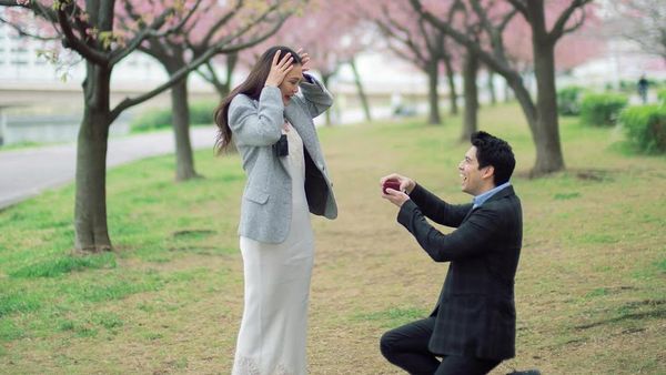 Momen Maxime Bouttier Berlutut Beri Cincin ke Luna Maya