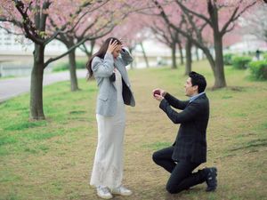 Momen Manis Luna Maya Dilamar Maxime Bouttier, Berlatar Pohon Sakura Momen Manis Luna Maya Dilamar Maxime Bouttier, Berlatar Pohon Sakura