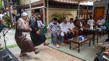    Iwwadh di Palu: Lebaran yang Lebih dari Sekadar Silaturahmi   Menyusuri Makna Iwwadh: Tradisi Lebaran Unik di Palu   Palu Berlebaran dengan Iwwadh: Warisan Budaya yang Terus Lestari   Iwwadh: Ketika Lebaran di Palu Jadi Lebih Istimewa   Di Balik Meriahnya