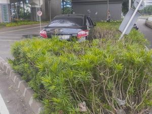 Sedan Oleng di Jalan Sudirman Berujung Nangkring di Taman Sedan Oleng di Jalan Sudirman Berujung Nangkring di Taman