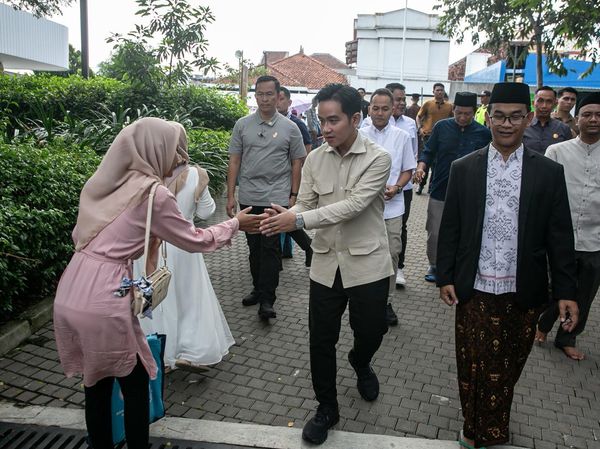 Momen Gibran Blusukan hingga Bagi Sembako di Solo