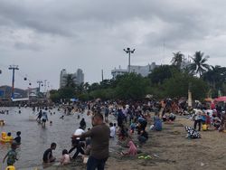 Pantai Ancol Dipadati Warga di H+1 Lebaran