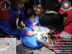 Petugas Damkar PALI Turun Tangan Lepaskan Cincin Tangan di Jari Anak