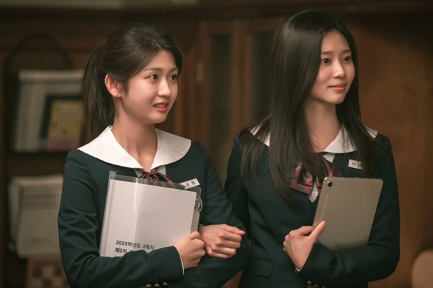 Potret karakter Ahn Yu Jeong dan Baek Ye Na di drama 'Undercover High School'