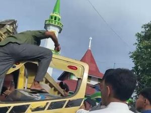 Detik-detik Sopir Truk Dikeroyok Usai Nyaris Tabrak Jemaah Salat Id di Ternate Detik-detik Sopir Truk Dikeroyok Usai Nyaris Tabrak Jemaah Salat Id di Ternate