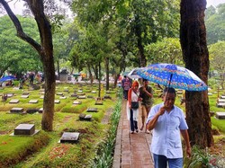 Saat Peziarah di TPU Karet Bivak Lupa Letak Kuburan Kerabat