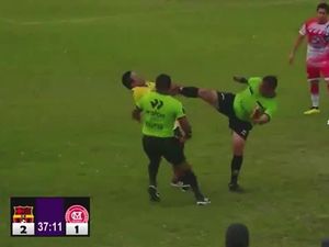 Detik-detik Wasit Tendang Wajah Pelatih Sambil Beri Kartu Merah di Peru Detik-detik Wasit Tendang Wajah Pelatih Sambil Beri Kartu Merah di Peru