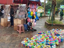 Ancol Diguyur Hujan Saat Libur Lebaran, Jas Hujan-Mi Instan Laris Manis