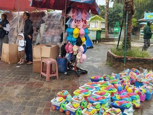 Ancol Diguyur Hujan Saat Libur Lebaran, Jas Hujan-Mi Instan Laris Manis Ancol Diguyur Hujan Saat Libur Lebaran, Jas Hujan-Mi Instan Laris Manis