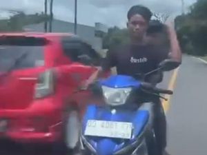 Mobil Pemudik Dilempar Batu-Ditendang Pemotor di Perbatasan Jeneponto-Takalar Mobil Pemudik Dilempar Batu-Ditendang Pemotor di Perbatasan Jeneponto-Takalar