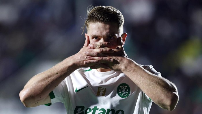 Soccer Football - Primeira Liga - Estrela v Sporting Lisbon - Estadio Jose Gomes, Amadora, Portugal - March 29, 2025 Sporting CPs Viktor Gyokeres celebrates scoring their third goal REUTERS/Rodrigo Antunes
