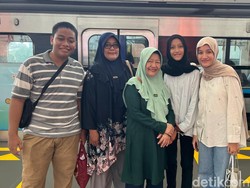 Warga Depok Manfaatkan Libur Lebaran untuk Ajak Keluarga Naik MRT