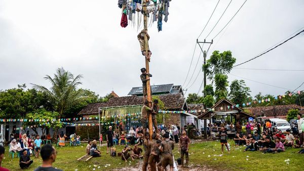 Warga di Serang Gelar Tradisi Panjat Pinang Lebaran
