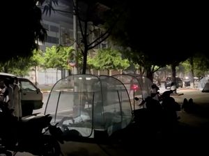 Video Warga Myanmar Tidur di Pinggir Jalan karena Banyak Gempa Susulan Video Warga Myanmar Tidur di Pinggir Jalan karena Banyak Gempa Susulan