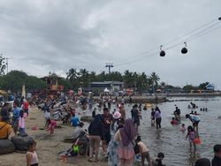 Cerita Warga Pilih Pantai Ancol di H+1 Lebaran gegara Bandung-Lembang Macet