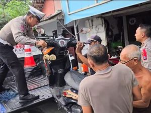 Polisi Angkut Motor Pemudik yang Mogok di Jalan Raya Probolinggo