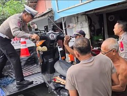Polisi Angkut Motor Pemudik yang Mogok di Jalan Raya Probolinggo
