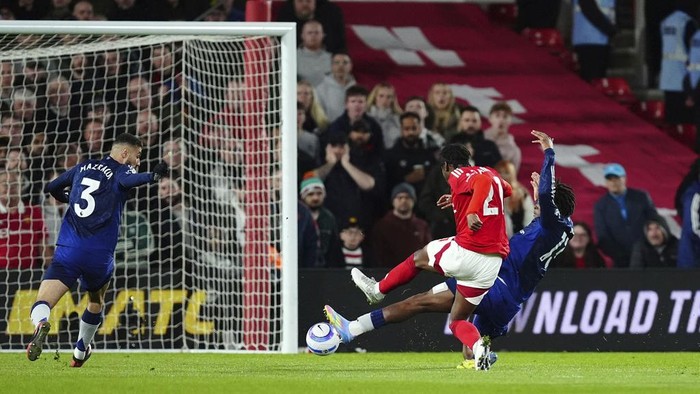 Nottingham Forests Anthony Elanga, center, scores the opening goal during the English Premier League soccer match between Nottingham Forest and Manchester United at the City Ground, Nottingham, England, Tuesday, April 1, 2025. (Mike Egerton/PA via AP)