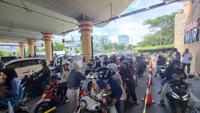 Antrean di pintu masuk Ancol mengular pada libur Lebaran hari Rabu, 2 April 2025 (Taufik/detikcom)