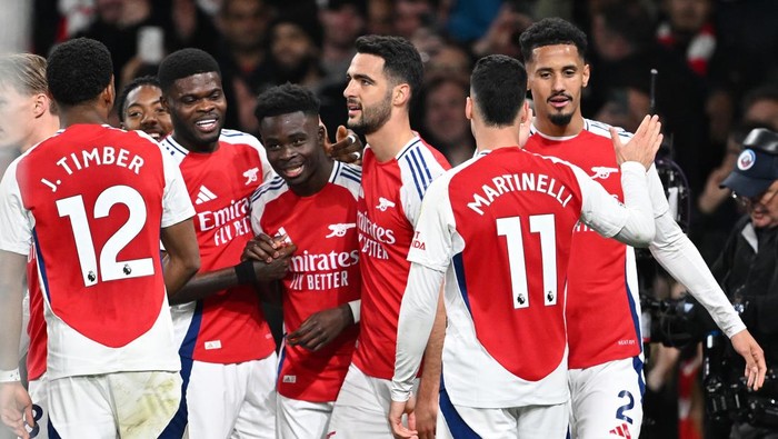 Arsenal LONDON, ENGLAND - APRIL 01: Bukayo Saka celebrates scoring Arsenals 2nd goal with his team mates during the Premier League match between Arsenal FC and Fulham FC at Emirates Stadium on April 01, 2025 in London, England. (Photo by David Price/Arsenal FC via Getty Images)