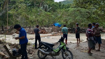    Jembatan Ambruk, 115 Keluarga di Sultra Terjebak: Bantuan Mendesak!   Banjir Sultra Putuskan Akses: Ratusan Warga Pasampang dalam Kondisi Terisolasi!   Desa Pasampang Lumpuh Total: Jembatan Hancur Diterjang Banjir, Warga Terancam!   Sultra Darurat