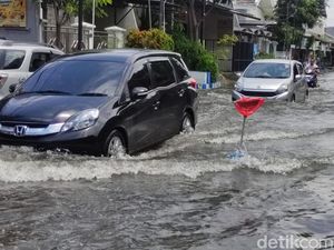 Banjir Terjang 10 Desa di Sidoarjo Dampak Hujan Deras Disertai Angin Kencang Banjir Terjang 10 Desa di Sidoarjo Dampak Hujan Deras Disertai Angin Kencang