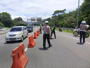 Video: Contraflow di KM 44-46 Tol Jagorawi Arah Puncak Video: Contraflow di KM 44-46 Tol Jagorawi Arah Puncak