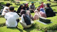 H+2 Lebaran Warga Masih Ramai Berziarah di TPU Pondok Kelapa
