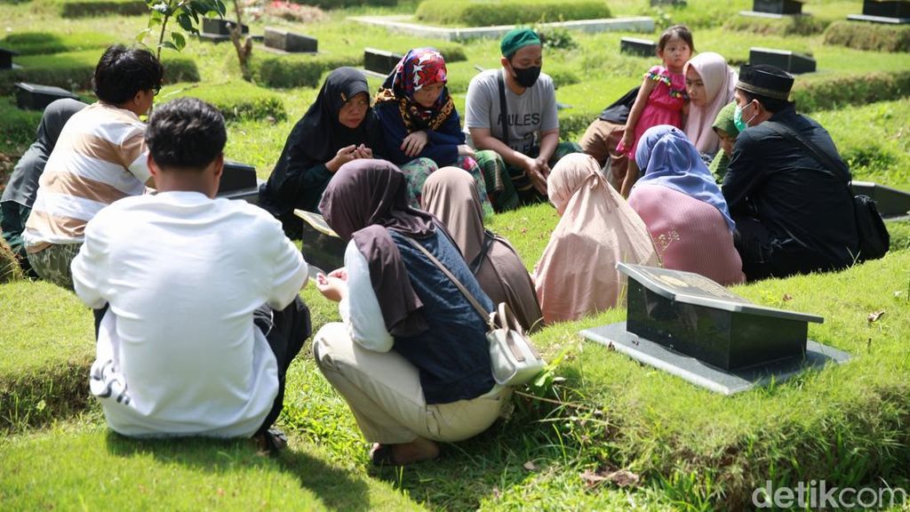 H+2 Lebaran Warga Masih Ramai Berziarah di TPU Pondok Kelapa H+2 Lebaran Warga Masih Ramai Berziarah di TPU Pondok Kelapa
