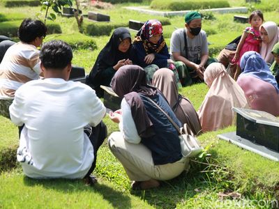 H+2 Lebaran Warga Masih Ramai Berziarah di TPU Pondok Kelapa