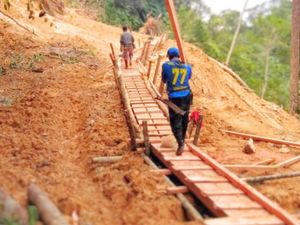 Jerit Warga Krayan Tengah Harga Sembako-BBM Mahal Gegara Jalan Rusak Jerit Warga Krayan Tengah Harga Sembako-BBM Mahal Gegara Jalan Rusak