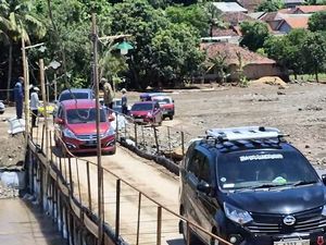 Video Antrean Wisatawan Lewati Jembatan Darurat Menuju Geopark Ciletuh Video Antrean Wisatawan Lewati Jembatan Darurat Menuju Geopark Ciletuh