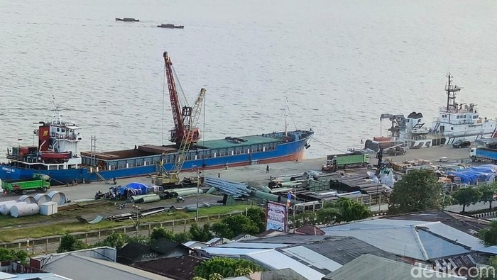 Kapal bersandar di tepian Sungai Mahakam, menanti waktu untuk kembali berlayar menenteng muatan. Peran vital transportasi sungai dalam perekonomian wilayah begitu nyata. Pemilik Tepis Kapal Jkw