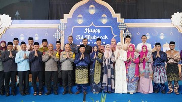    Silahturahmi Lebaran: Kapolda Riau dan Walkot Pekanbaru Bahas Kekuatan Kolaborasi di Open House   Open House Walkot Pekanbaru Jadi Panggung Kolaborasi: Kapolda Riau Ungkap Kunci Keamanan Daerah   Lebaran Eratkan Sinergi: Kapolda Riau Hadiri Open House Walkot, Kolaborasi Jadi Sorotan Utama   Di Balik Hidangan