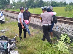 Polisi Blitar Bantu Evakuasi Anak Terjepit Roda Motor