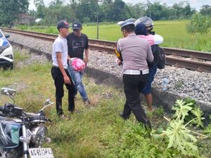 Polisi Blitar Bantu Evakuasi Anak Terjepit Roda Motor Polisi Blitar Bantu Evakuasi Anak Terjepit Roda Motor
