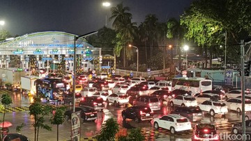   Bakauheni Macet Total: Pemudik Terjebak Antrean Mengular di Pelabuhan!   Horor Bakauheni: Kendaraan Mengular, Pemudik Gigit Jari di Pelabuhan!   Lampung Darurat Macet: Pelabuhan Bakauheni Lumpuh, Pemudik Merana!   Bakauheni Membara: Antrean Kendaraan Menggila,