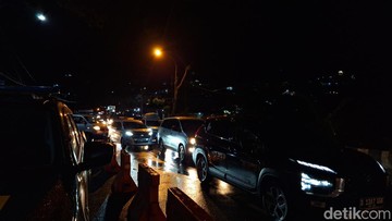    Nagreg Macet Parah? One Way Jadi Jurus Pamungkas!   Arus Balik Nagreg Menggila, One Way Diberlakukan!   Kadungora Siap-siap! One Way Nagreg Aktif, Hindari Sekarang!   Nagreg Lumpuh, One Way Diterapkan! Cari Jalur Alternatif?   One Way Nagreg: Solusi