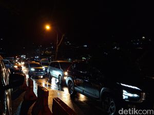 Jalur Nagreg ke Kadungora Padat, Polisi Berlakukan One Way Jalur Nagreg ke Kadungora Padat, Polisi Berlakukan One Way