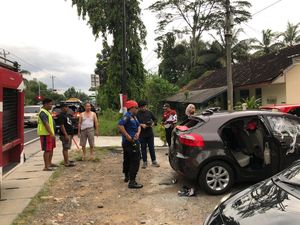 Momen Damkar Pecahkan Kaca Mobil Demi Evakuasi Balita yang Terkunci
